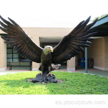 estatua de bronce del águila de gran tamaño